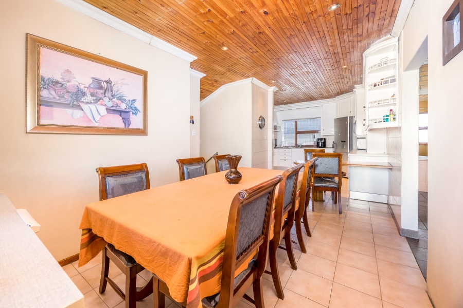 6 Bedroom Property for Sale in Vredekloof Western Cape